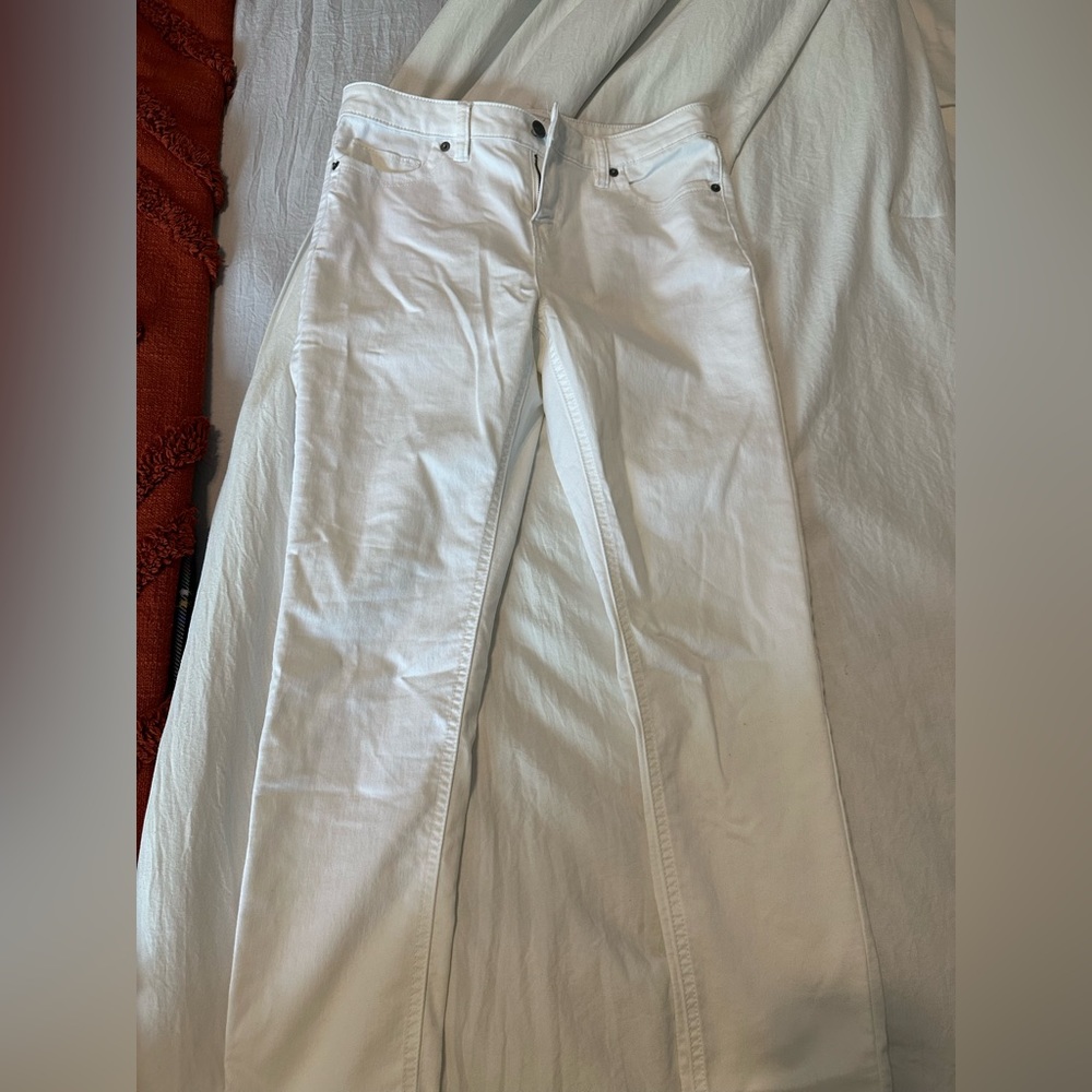 Kenneth Cole reaction white crop jeans!